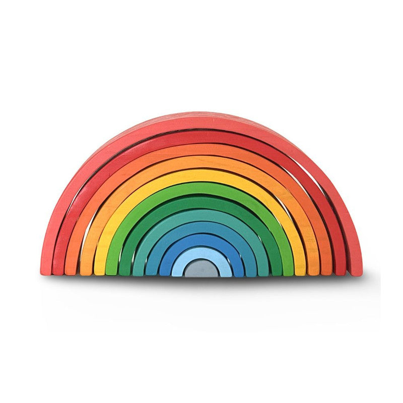 foto de un arcoiris desarmable de madera, donde cada color es un arco por su cuenta, mostrado de frente