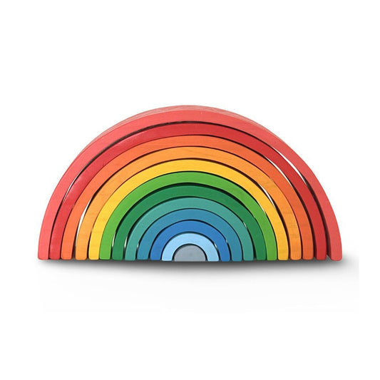 foto de un arcoiris desarmable de madera, donde cada color es un arco por su cuenta, mostrado de frente