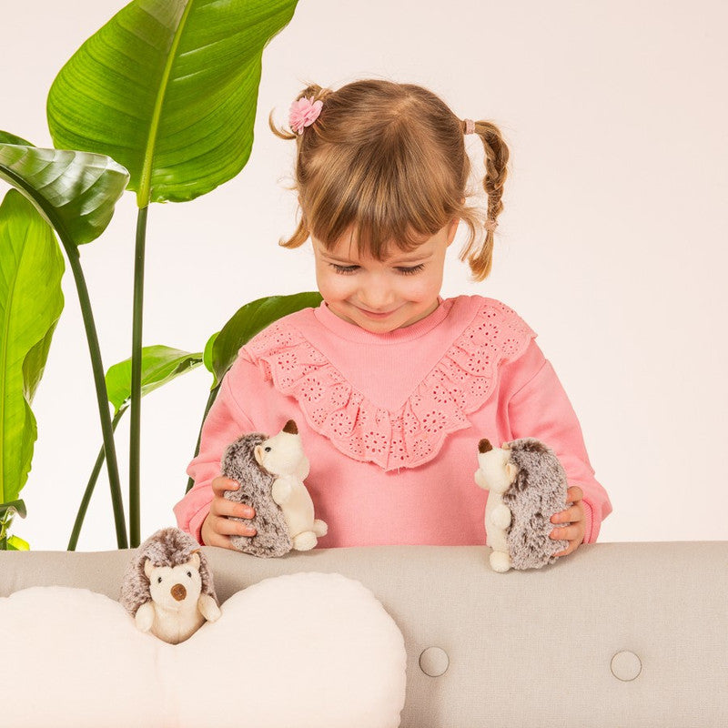 Peluche erizo Hermann Teddy en escena, referencia de tamaño y uso como peluche infantil