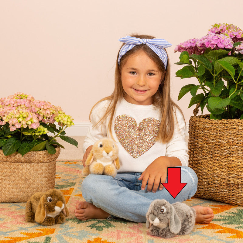 Peluche Tiny Bunny 18 Hermann Teddy en escena, referencia de tamaño y suavidad del peluche