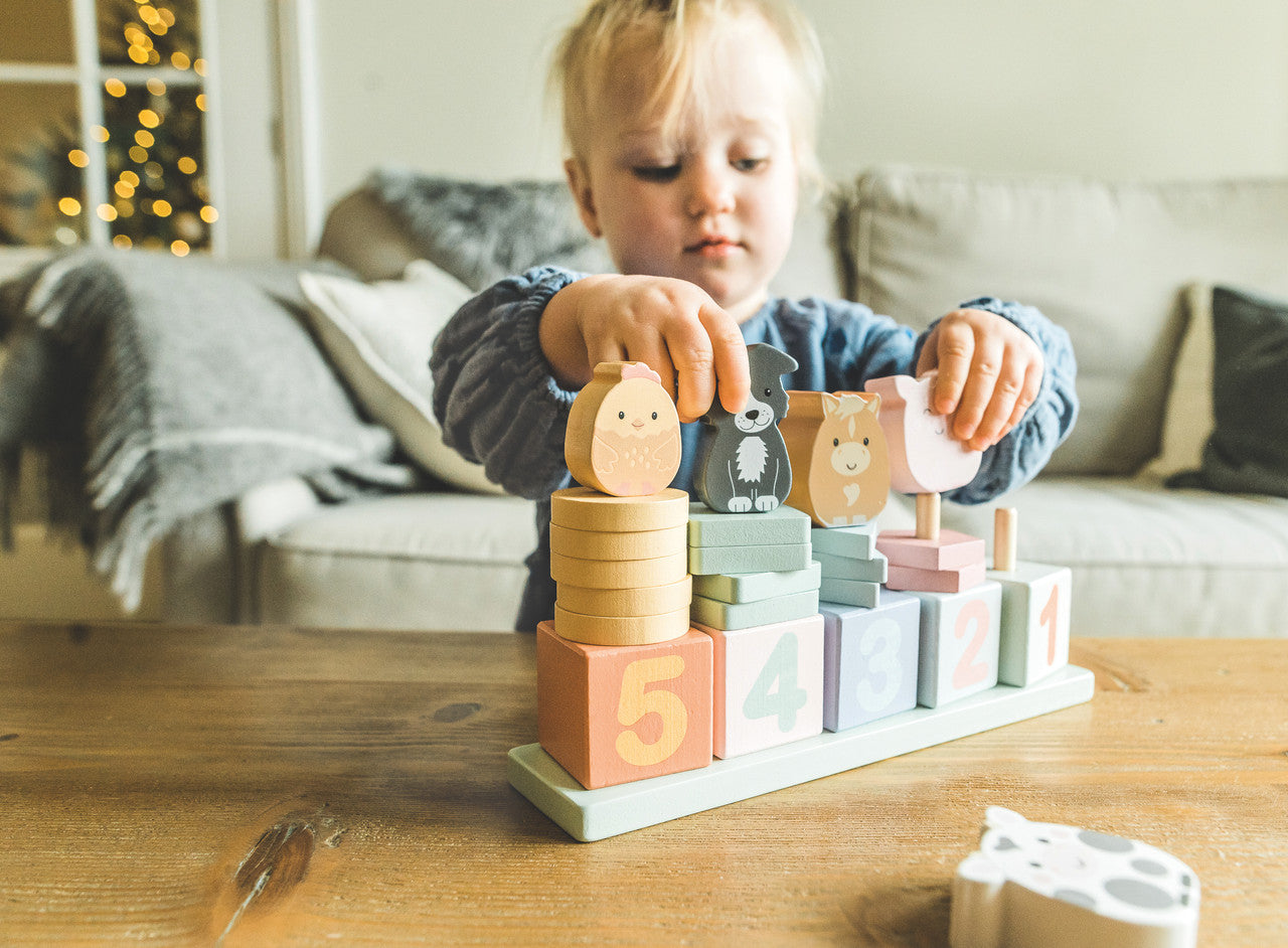 Niño jugando con juego de contar animales de granja, motricidad fina y primeros números