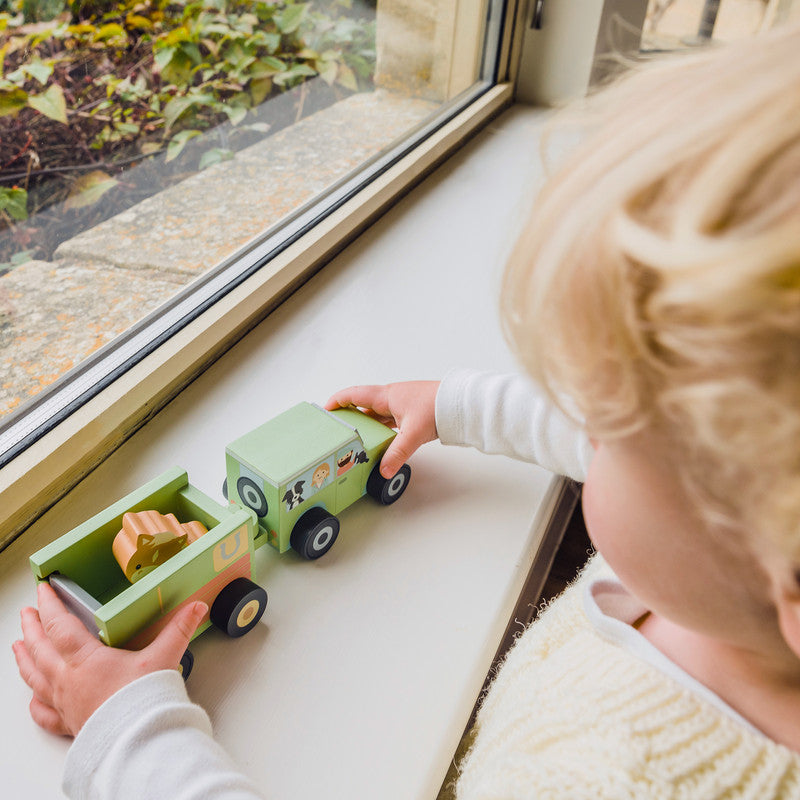 4x4 de madera con remolque para caballo, foto lifestyle con manos pequeñas jugando