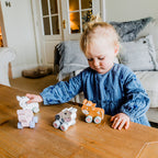 Juguetes de empuje de madera en escena, colección granja, caballo con ruedas incluido
