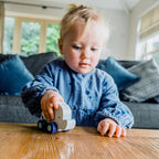 Elefante de empuje de madera en uso, juego activo y primeros paseos sobre ruedas