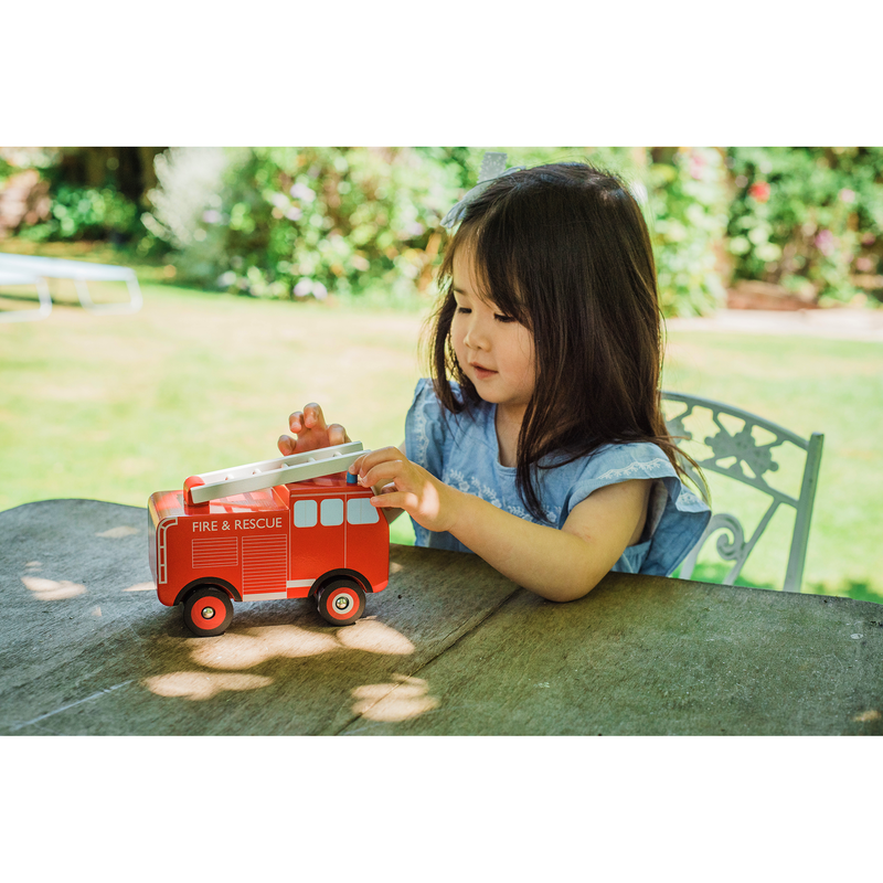 Camión de bomberos de madera, vista alternativa del juguete con detalles del diseño