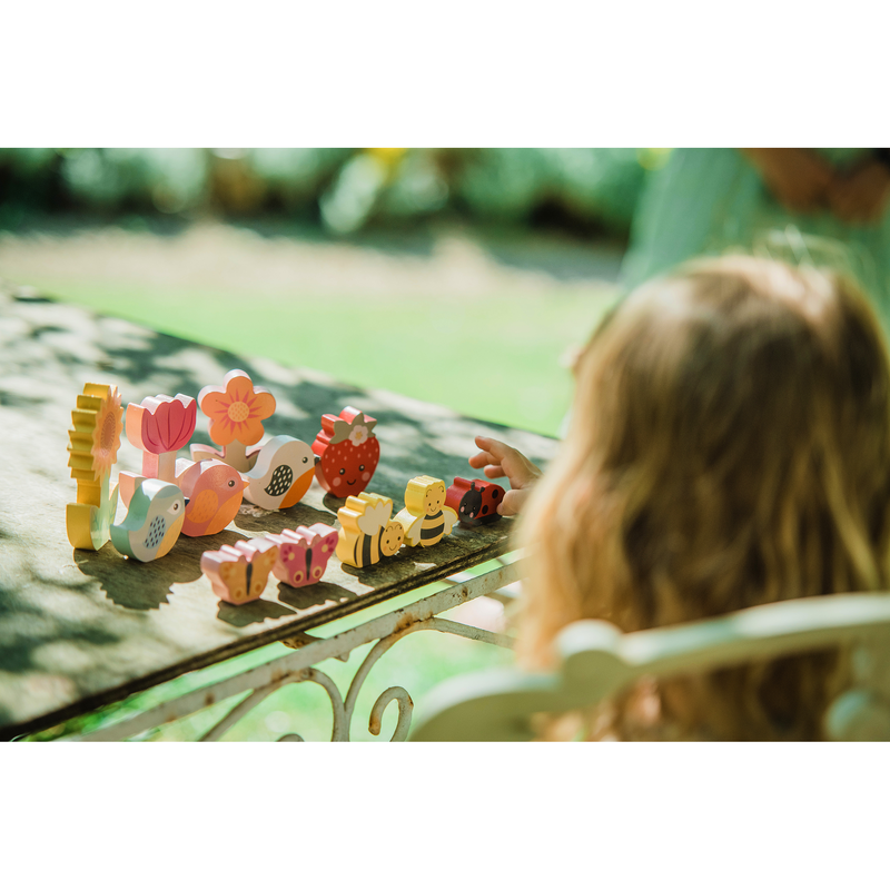 Juego Jardín de madera para apilar, foto lifestyle con piezas en uso y juego imaginativo