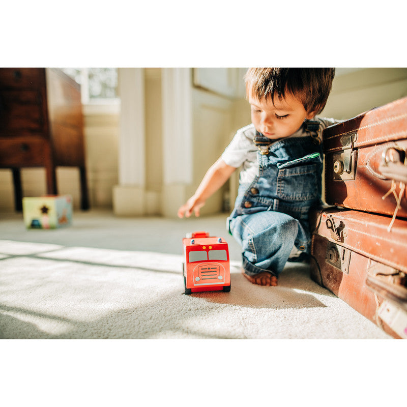 Camión de bomberos de madera, foto lifestyle y detalle del juguete en uso